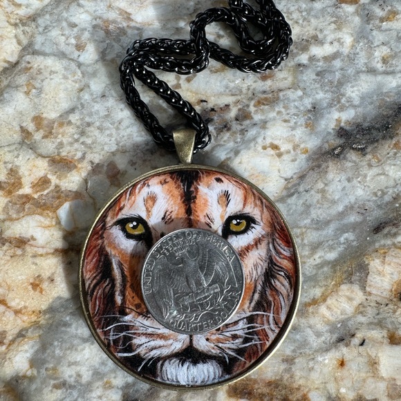 Handpainted fierce male lion king 2” lg pendant on brass bezel w 16” blk chain - Picture 3 of 4